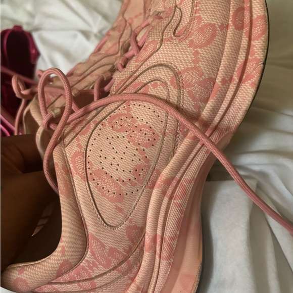 Gucci Run Sneaker 'Beige Hibiscus Monogram' - Picture 4 of 4